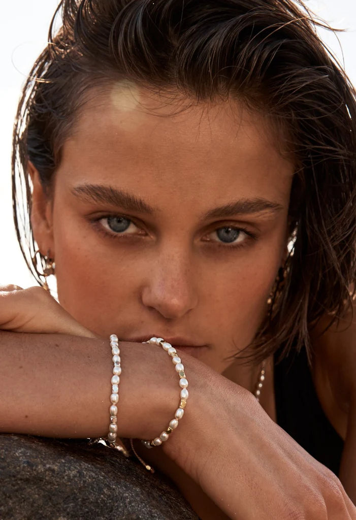 MINI PEARLS - HAND KNOTTED BRACELET - GREEN AND WHITE CORD - GOLD