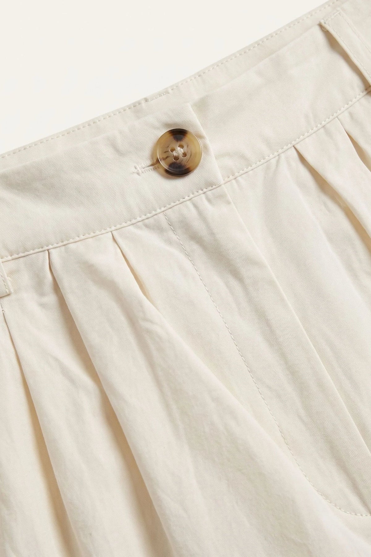 Pleated Essential Short - Gardenia