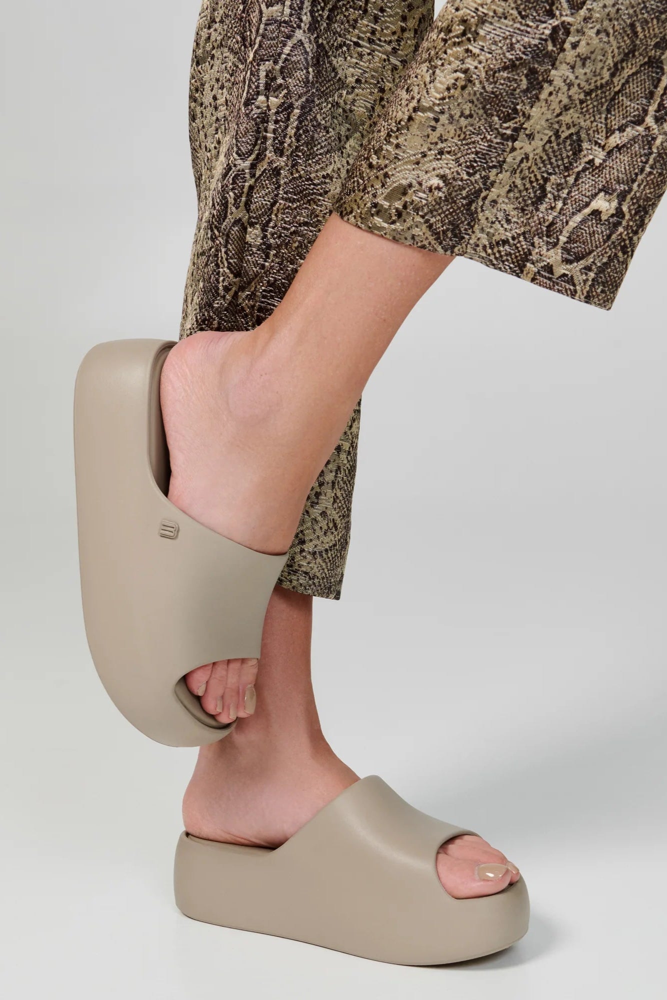 FREE PLATFORM SLIDE - DARK BEIGE