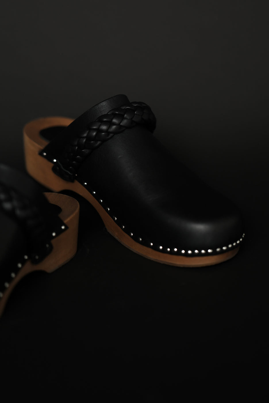 ANIKA WOODEN CLOG - BLACK