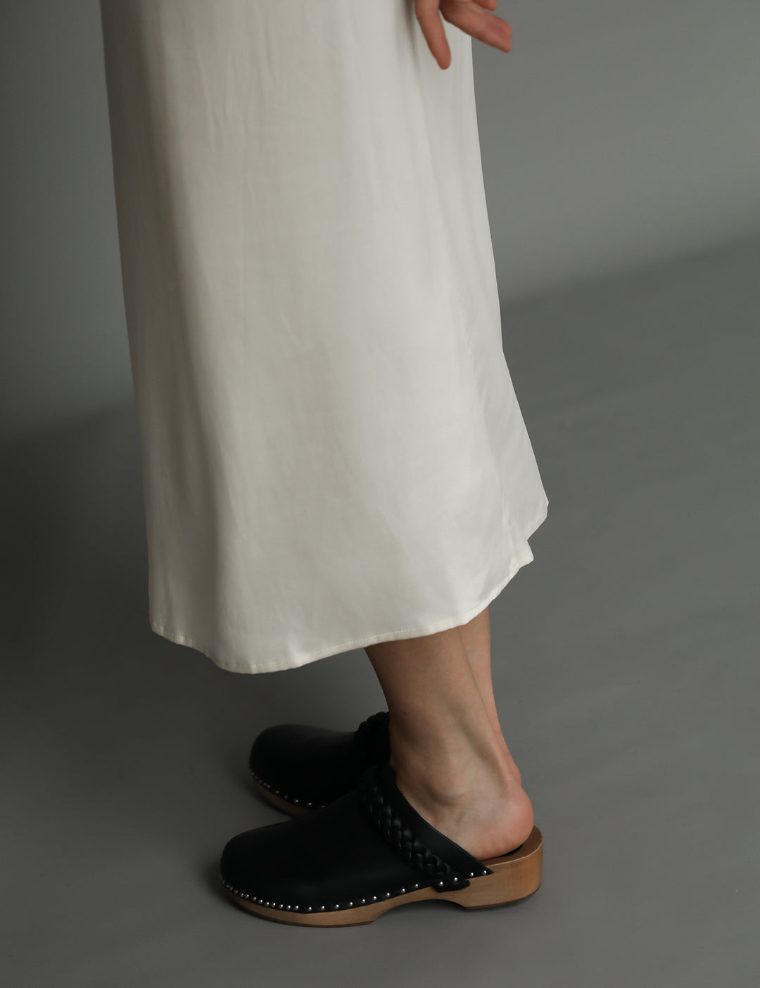 ANIKA WOODEN CLOG - BLACK