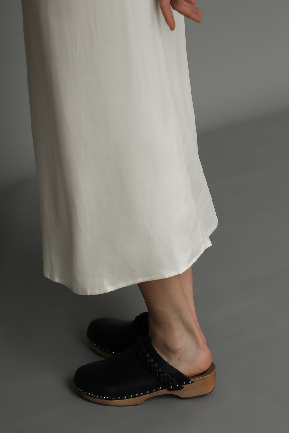ANIKA WOODEN CLOG - BLACK
