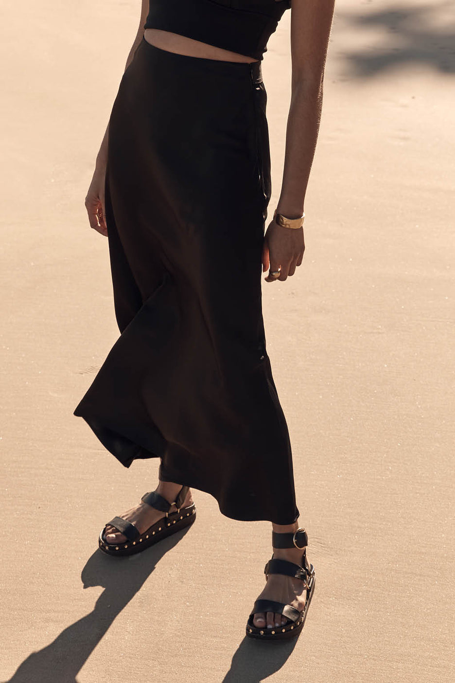 STUDDED SANDAL - BLACK/GOLD