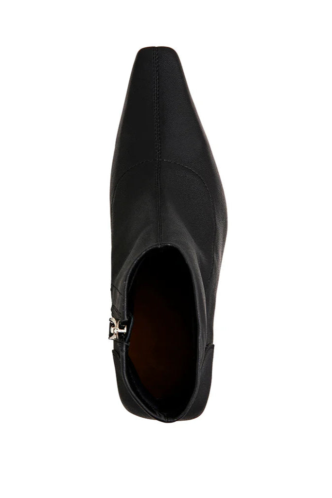 Akai - Black Stretch Leather