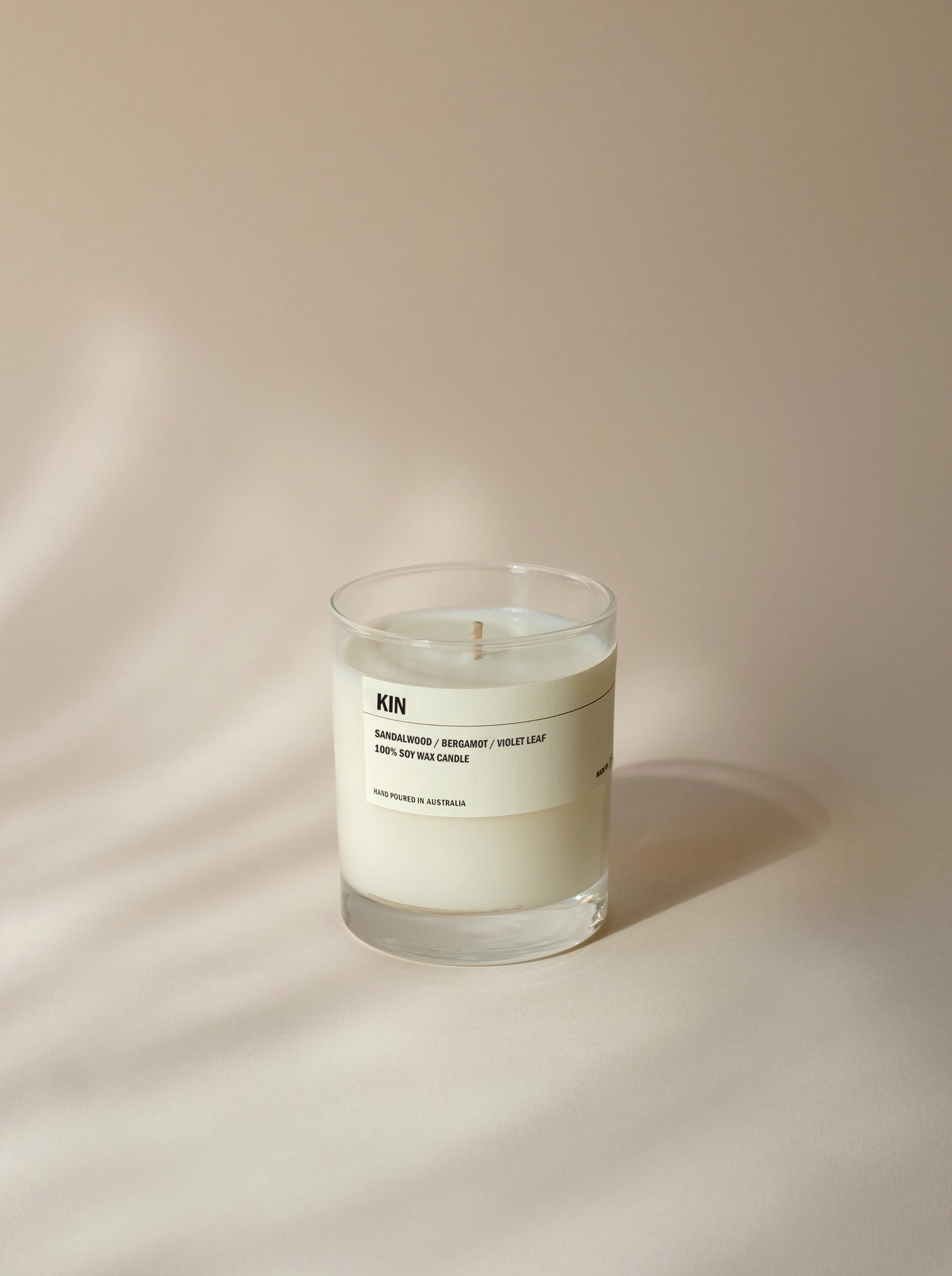 KIN - SANDAL BERGAMOT /VIOLET LEAF CLEAR CANDLE 300G