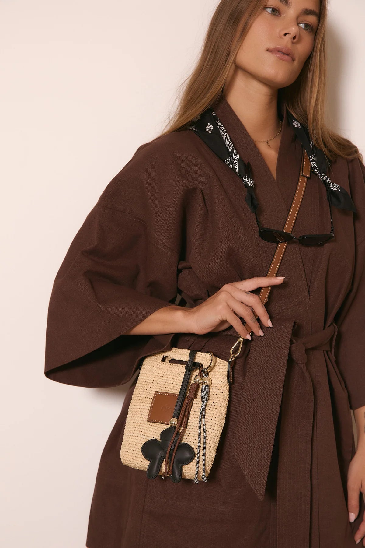 LEATHER TRIMMED RAFFIA POCKET - NATURAL