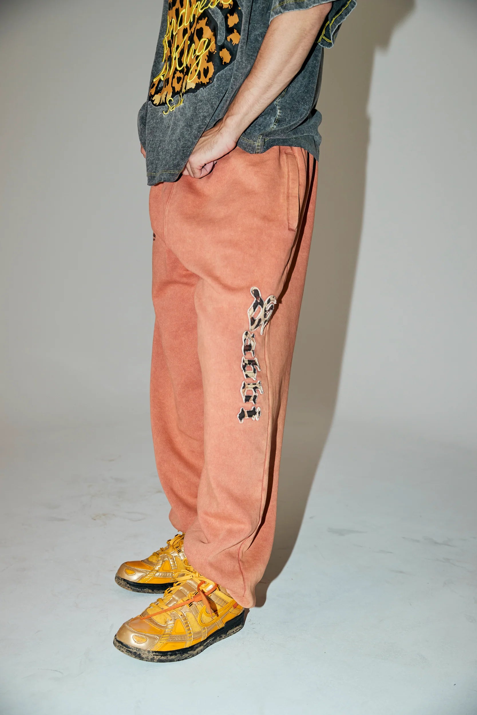 THE BE KIND JOGGER - MOCHA