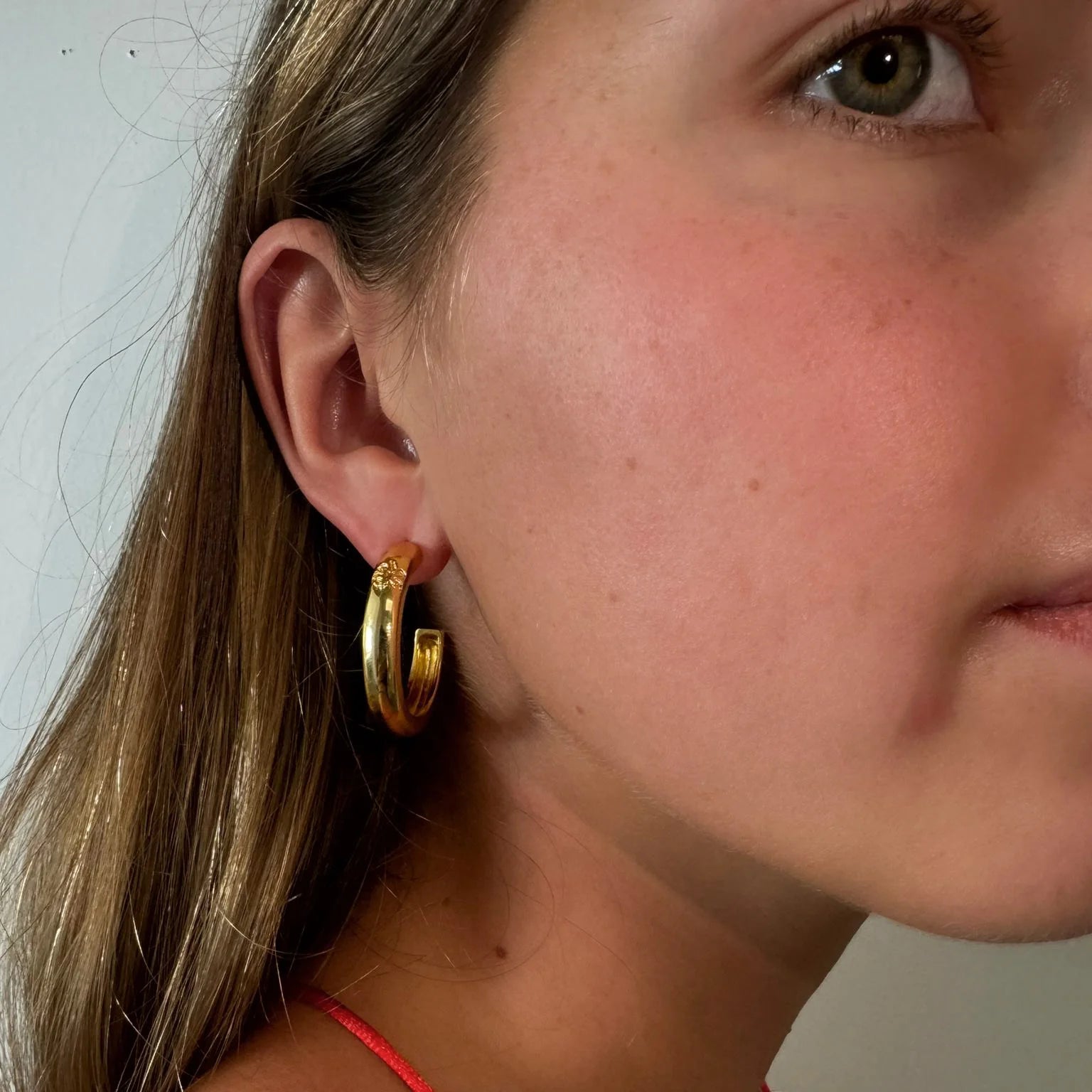 1" Hibiscus Midi Hoops - Gold