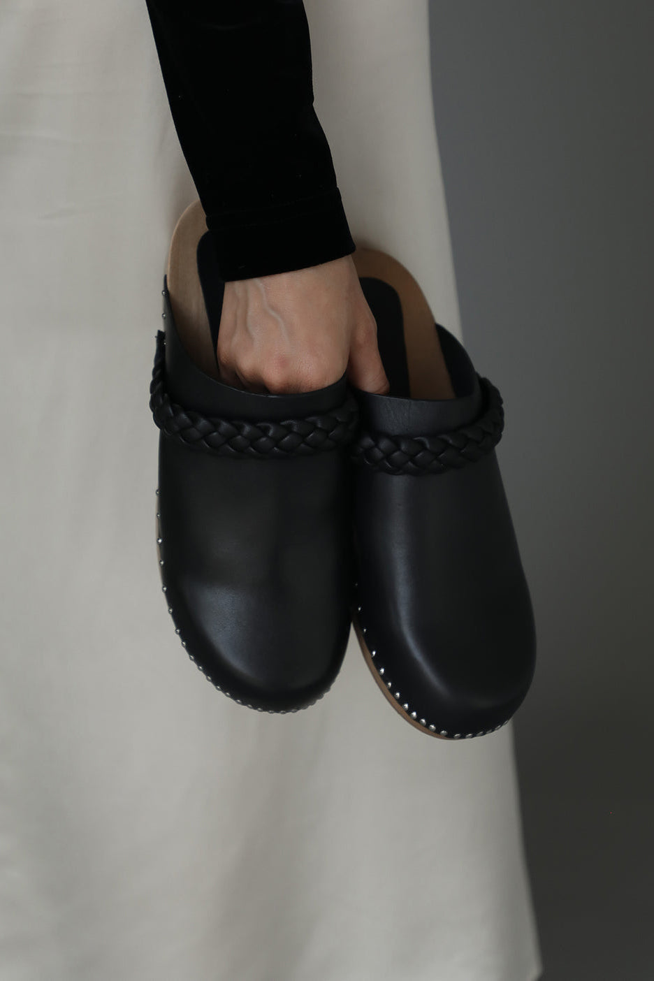 ANIKA WOODEN CLOG - BLACK